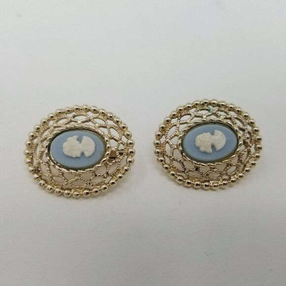 Vintage Sarah Coventry Blue White Oval Cameo Clip On Earrings, Gold Tone Setting - Picture 2 of 7